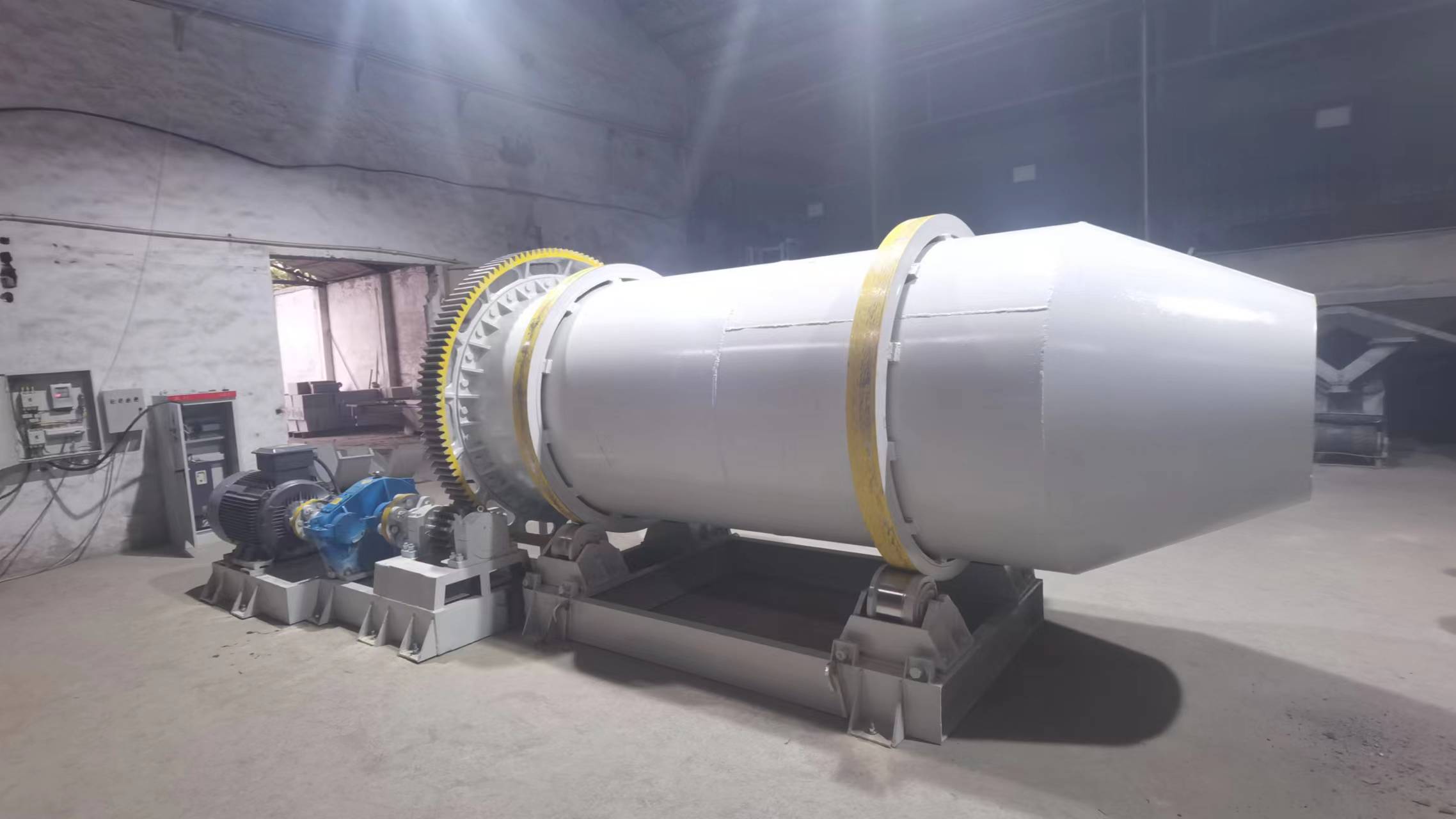 滾筒拋光磨機(jī)在河南省信陽(yáng)市運(yùn)行，用于硅砂拋圓，效果好